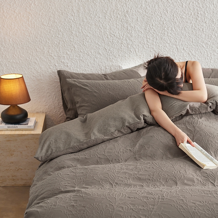 91家纺网 家纺一手货源 找家纺 2025春夏新品染色水洗大提花四件套 染黛-浅灰