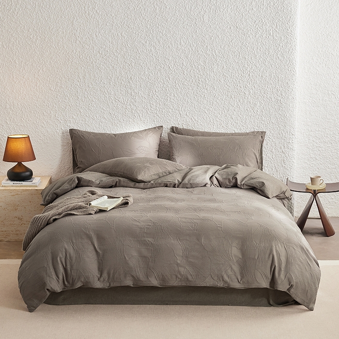 91家纺网 家纺一手货源 找家纺 2025春夏新品染色水洗大提花四件套 叶语-浅灰