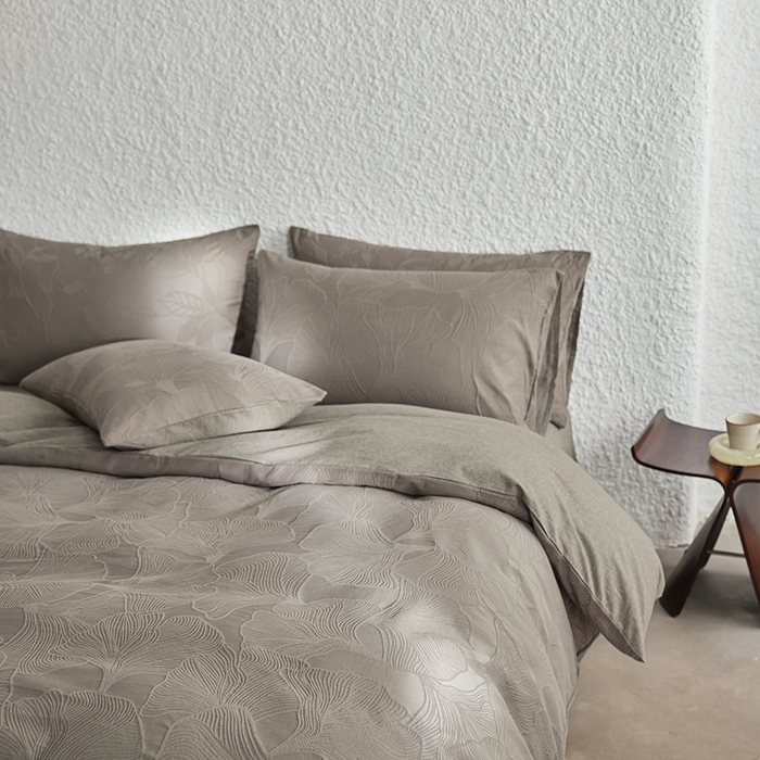 91家纺网 家纺一手货源 找家纺 2025春夏新品染色水洗大提花四件套 叶语-浅灰