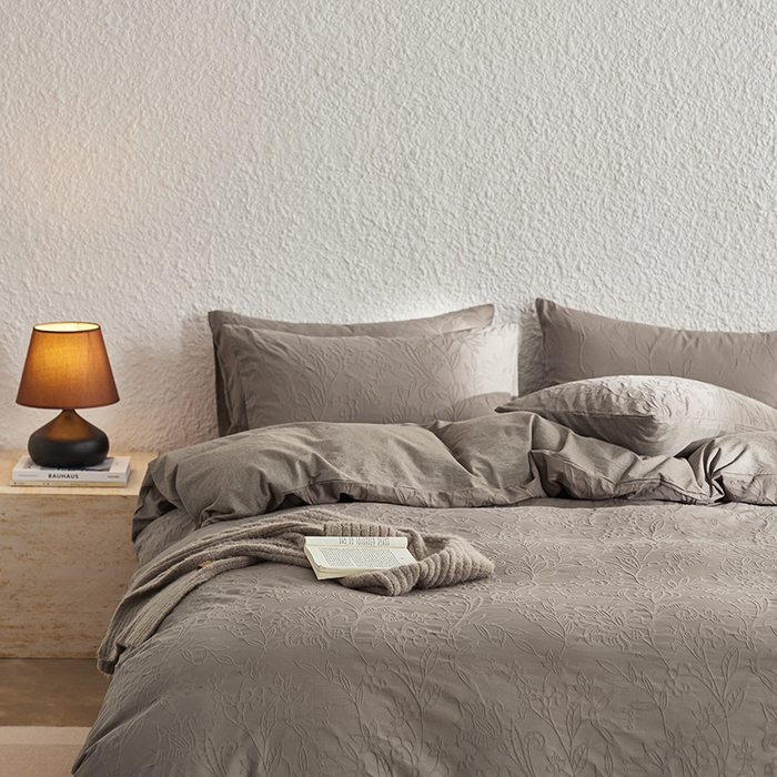 91家纺网 家纺一手货源 找家纺 2025春夏新品染色水洗大提花四件套 染黛-浅灰