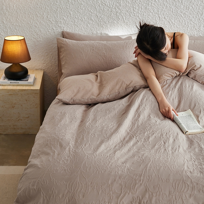 91家纺网 家纺一手货源 找家纺 2025春夏新品染色水洗大提花四件套 染黛-卡其