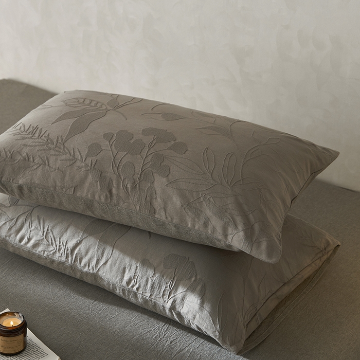 91家纺网 家纺一手货源 找家纺 2025春夏新品染色水洗大提花单品枕套 叶影-浅灰