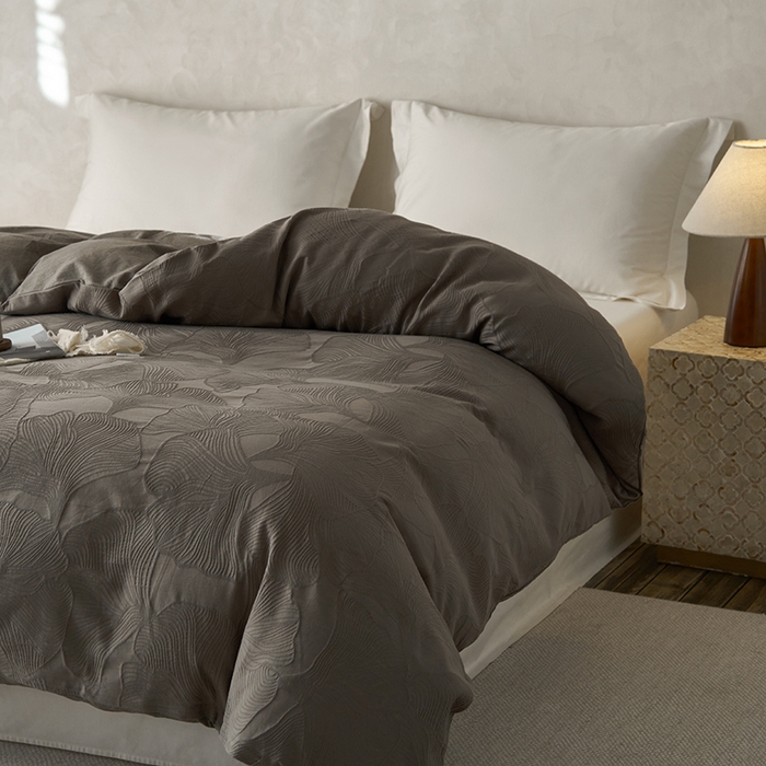 91家纺网 家纺一手货源 找家纺 2025春夏新品染色水洗大提花单品被套 叶语-浅灰