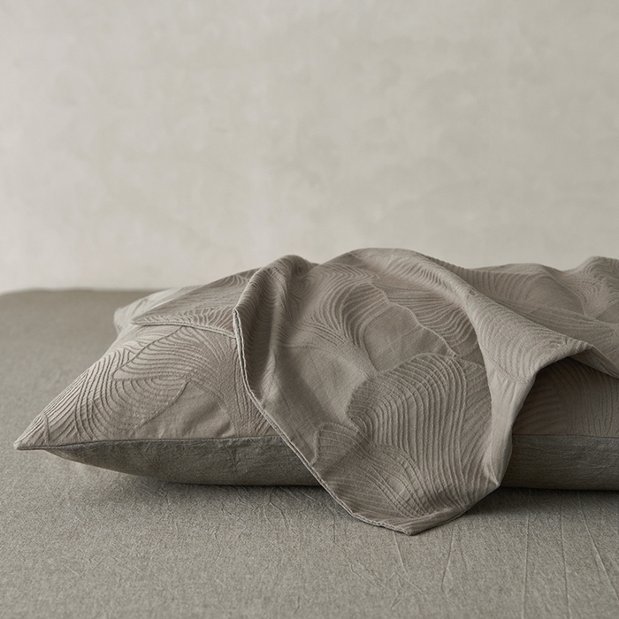 91家纺网 家纺一手货源 找家纺 2025春夏新品染色水洗大提花单品枕套 叶语-浅灰