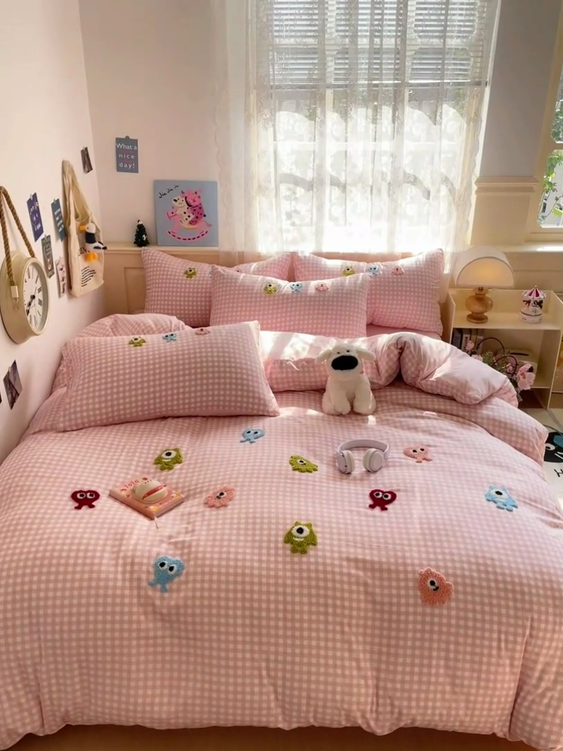 91家纺网 家纺一手货源 找家纺 梦之岛 2025新款多巴胺ins云朵棉小怪兽可爱毛巾绣四件套 格子小怪兽-粉