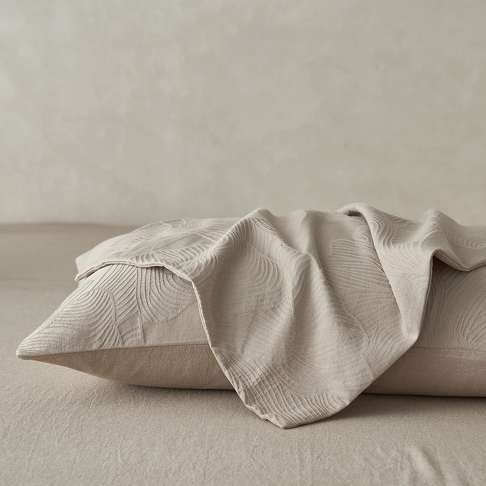 91家纺网 家纺一手货源 找家纺 2025春夏新品染色水洗大提花单品枕套 叶语-卡其