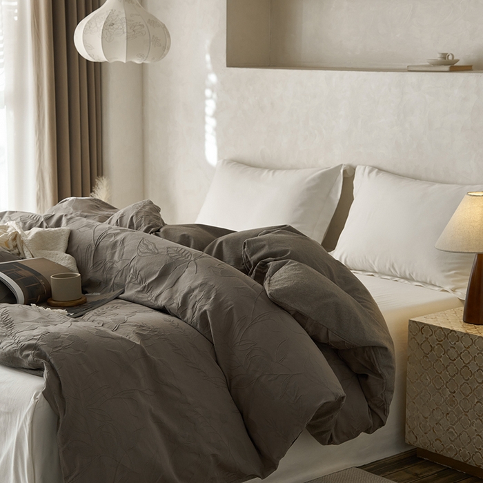 91家纺网 家纺一手货源 找家纺 2025春夏新品染色水洗大提花单品被套 叶影-浅灰