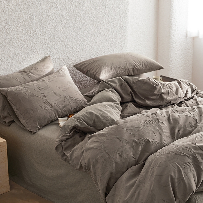 91家纺网 家纺一手货源 找家纺 2025春夏新品染色水洗大提花四件套 叶影-浅灰