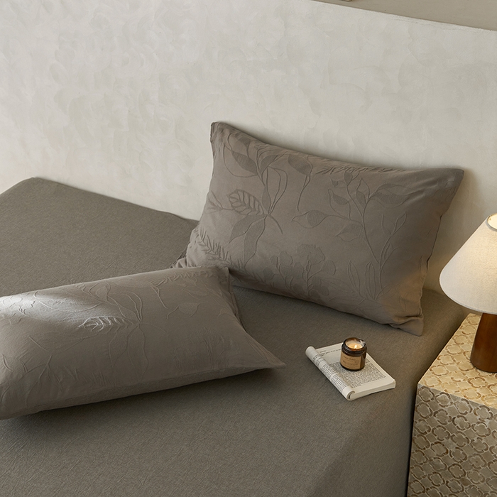 91家纺网 家纺一手货源 找家纺 2025春夏新品染色水洗大提花单品枕套 叶影-浅灰