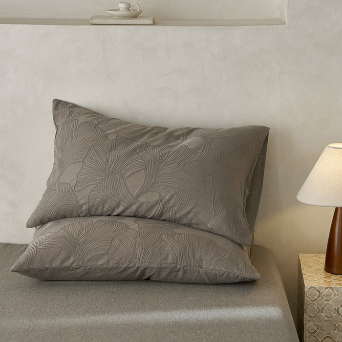 91家纺网 家纺一手货源 找家纺 2025春夏新品染色水洗大提花单品枕套 叶语-浅灰