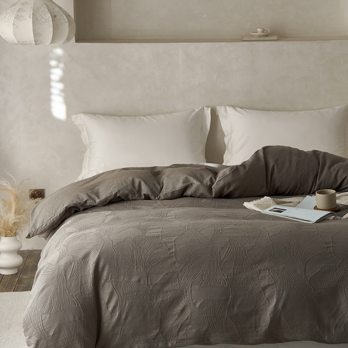 91家纺网 家纺一手货源 找家纺 2025春夏新品染色水洗大提花单品被套 叶语-浅灰