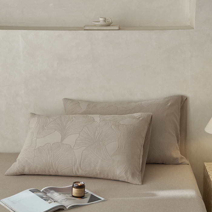 91家纺网 家纺一手货源 找家纺 2025春夏新品染色水洗大提花单品枕套 叶语-卡其