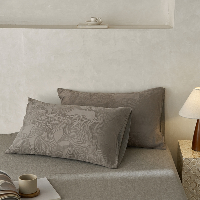 91家纺网 家纺一手货源 找家纺 2025春夏新品染色水洗大提花单品枕套 叶语-浅灰