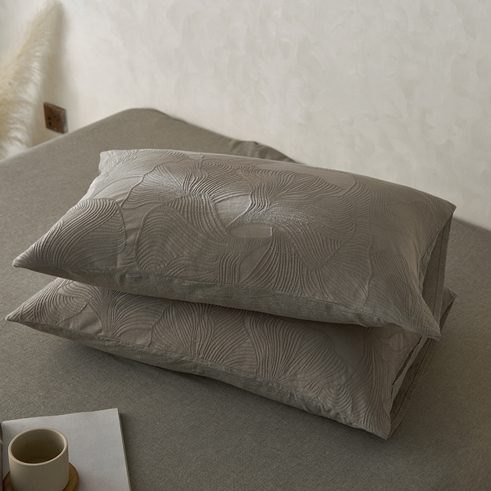 91家纺网 家纺一手货源 找家纺 2025春夏新品染色水洗大提花单品枕套 叶语-浅灰