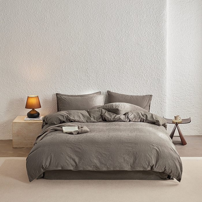 91家纺网 家纺一手货源 找家纺 2025春夏新品染色水洗大提花四件套 染黛-浅灰