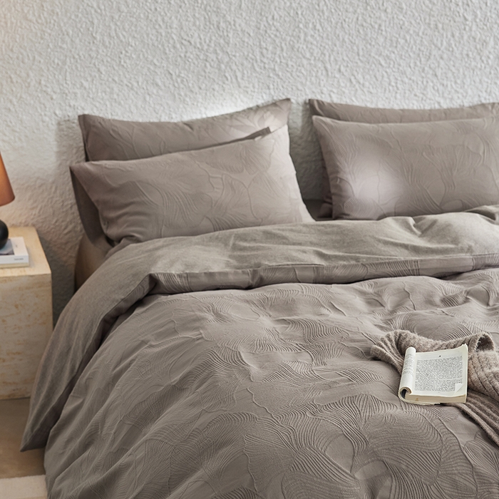 91家纺网 家纺一手货源 找家纺 2025春夏新品染色水洗大提花四件套 叶语-浅灰