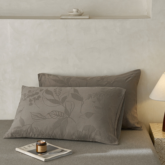91家纺网 家纺一手货源 找家纺 2025春夏新品染色水洗大提花单品枕套 叶影-浅灰