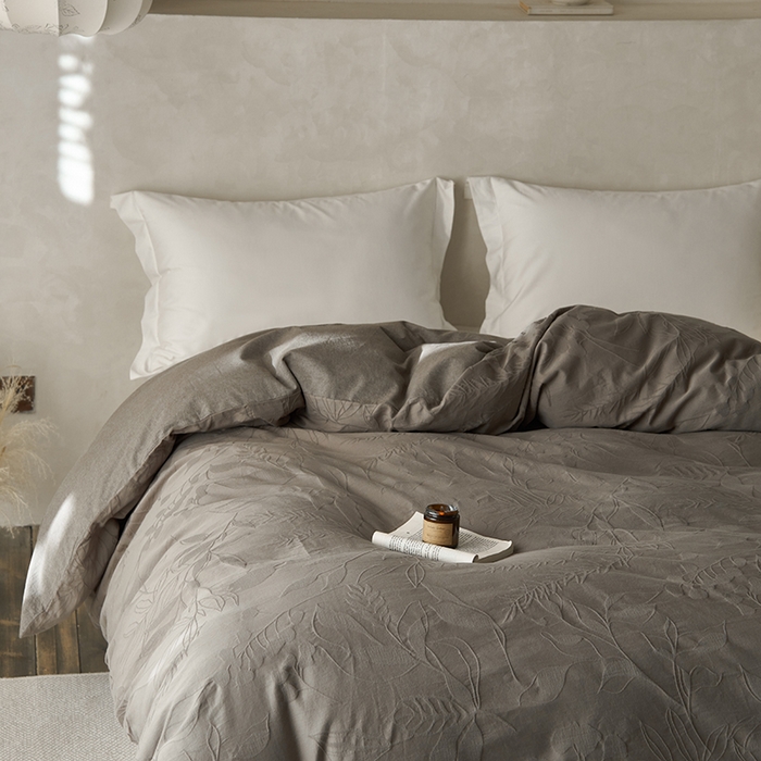 91家纺网 家纺一手货源 找家纺 2025春夏新品染色水洗大提花单品被套 叶影-浅灰