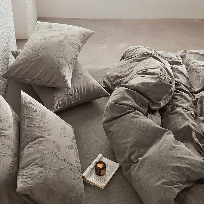 91家纺网 家纺一手货源 找家纺 2025春夏新品染色水洗大提花四件套 叶影-浅灰