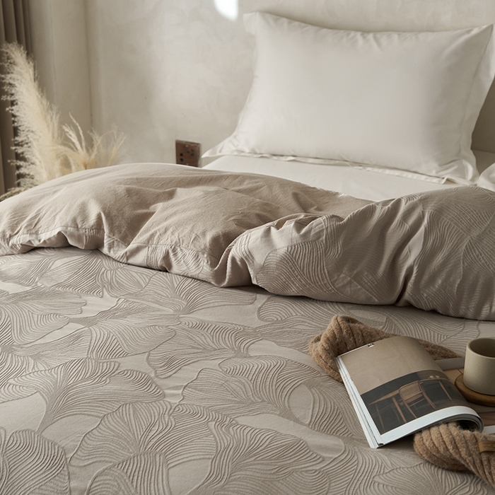 91家纺网 家纺一手货源 找家纺 2025春夏新品染色水洗大提花单品被套 叶语-卡其