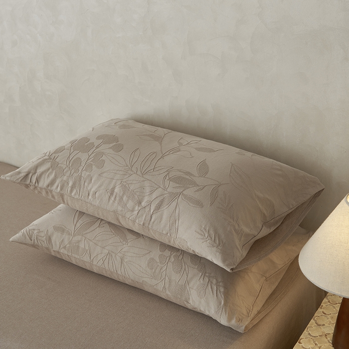 91家纺网 家纺一手货源 找家纺 2025春夏新品染色水洗大提花单品枕套 叶影-卡其