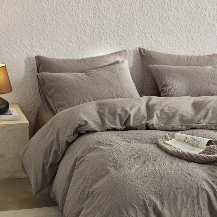 91家纺网 家纺一手货源 找家纺 2025春夏新品染色水洗大提花四件套 染黛-浅灰