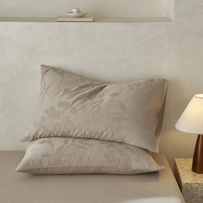 91家纺网 家纺一手货源 找家纺 2025春夏新品染色水洗大提花单品枕套 叶影-卡其