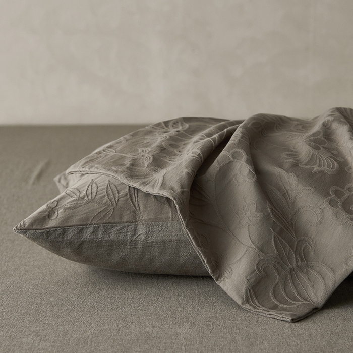 91家纺网 家纺一手货源 找家纺 2025春夏新品染色水洗大提花单品枕套 染黛-浅灰