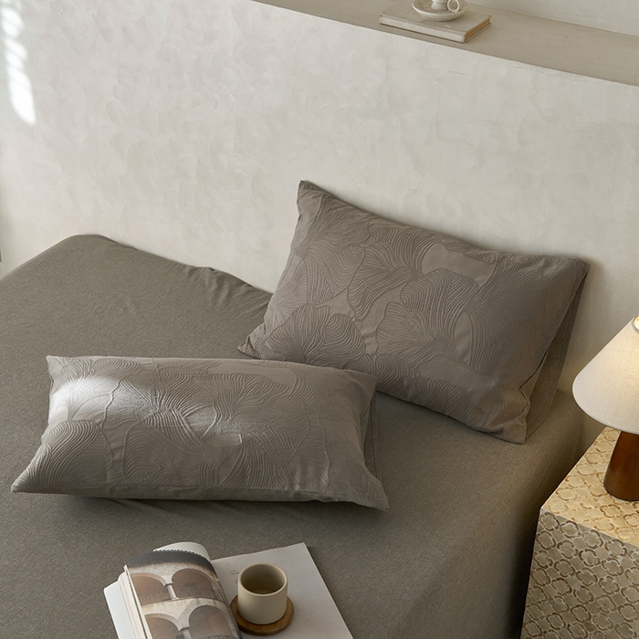 91家纺网 家纺一手货源 找家纺 2025春夏新品染色水洗大提花单品枕套 叶语-浅灰