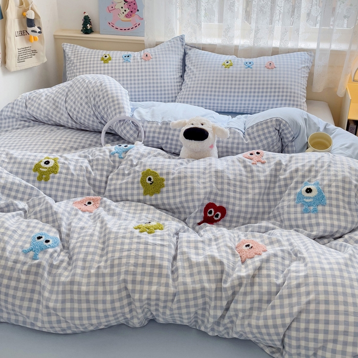 91家纺网 家纺一手货源 找家纺 梦之岛 2025新款多巴胺ins云朵棉小怪兽可爱毛巾绣四件套 格子小怪兽-蓝