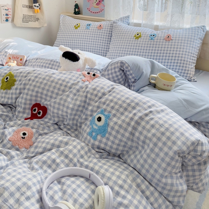 91家纺网 家纺一手货源 找家纺 梦之岛 2025新款多巴胺ins云朵棉小怪兽可爱毛巾绣四件套 格子小怪兽-蓝