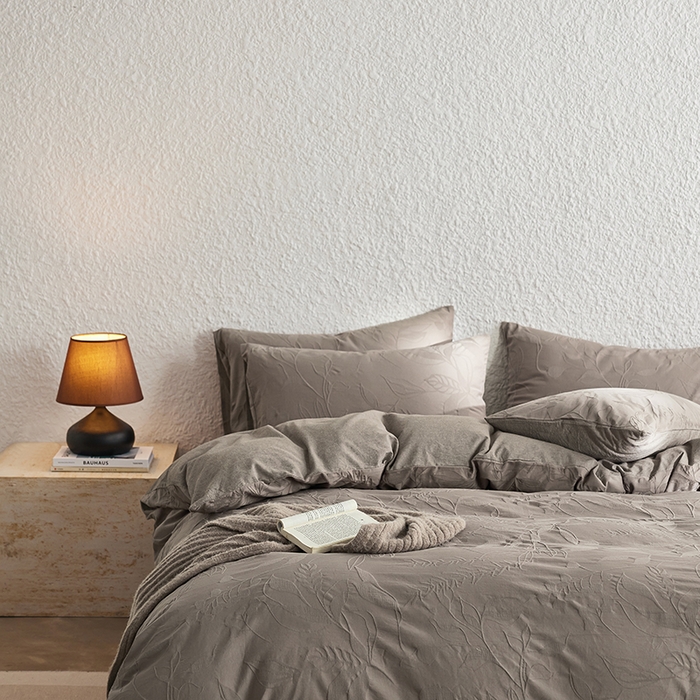 91家纺网 家纺一手货源 找家纺 2025春夏新品染色水洗大提花四件套 叶影-浅灰