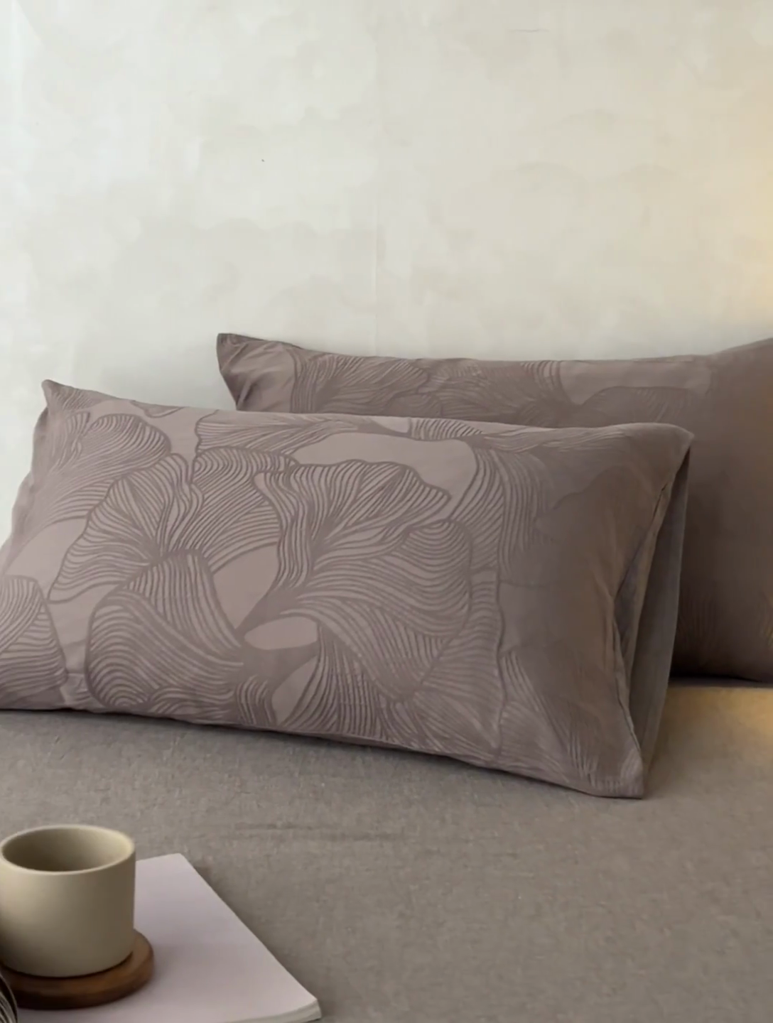 91家纺网 家纺一手货源 找家纺 2025春夏新品染色水洗大提花单品枕套 叶语-浅灰