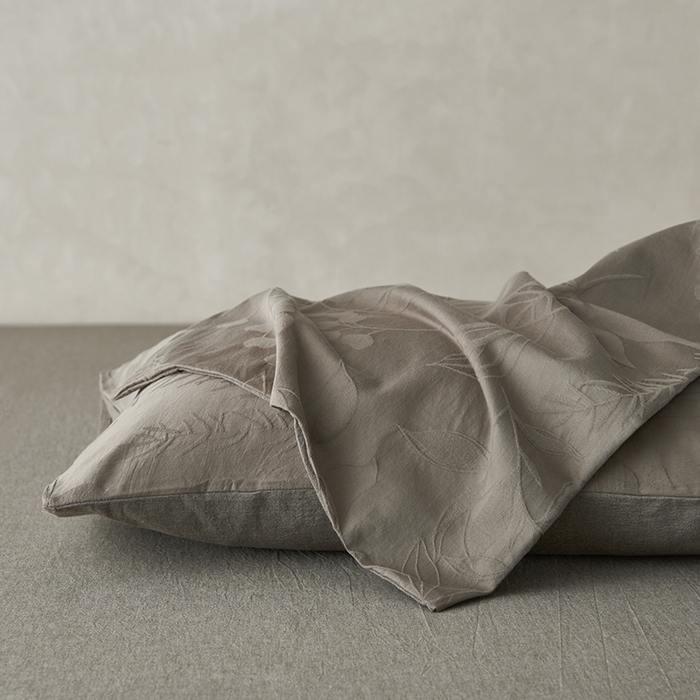 91家纺网 家纺一手货源 找家纺 2025春夏新品染色水洗大提花单品枕套 叶影-浅灰