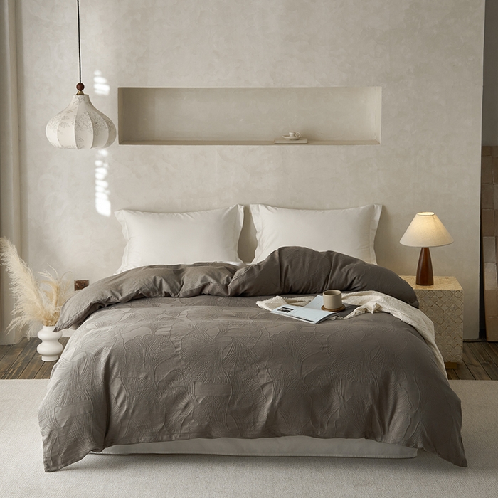 91家纺网 家纺一手货源 找家纺 2025春夏新品染色水洗大提花单品被套 叶语-浅灰