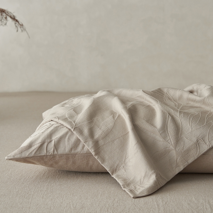 91家纺网 家纺一手货源 找家纺 2025春夏新品染色水洗大提花单品枕套 叶影-卡其