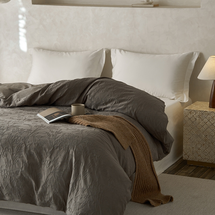 91家纺网 家纺一手货源 找家纺 2025春夏新品染色水洗大提花单品被套 染黛-浅灰