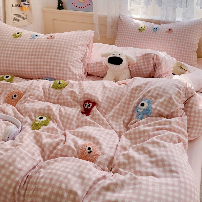 91家纺网 家纺一手货源 找家纺 梦之岛 2025新款多巴胺ins云朵棉小怪兽可爱毛巾绣四件套 格子小怪兽-粉