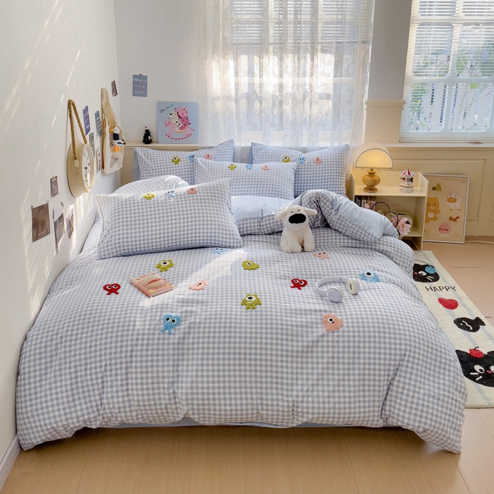 91家纺网 家纺一手货源 找家纺 梦之岛 2025新款多巴胺ins云朵棉小怪兽可爱毛巾绣四件套 格子小怪兽-蓝