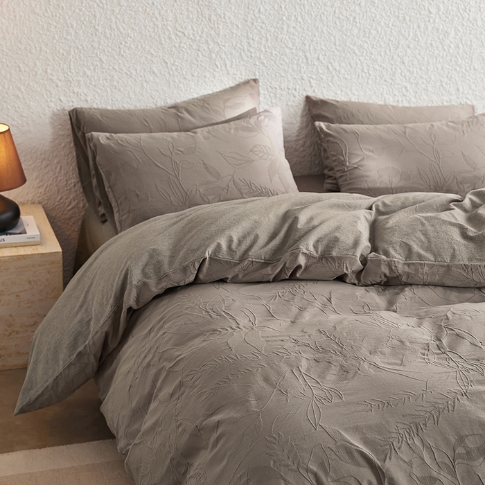 91家纺网 家纺一手货源 找家纺 2025春夏新品染色水洗大提花四件套 叶影-浅灰