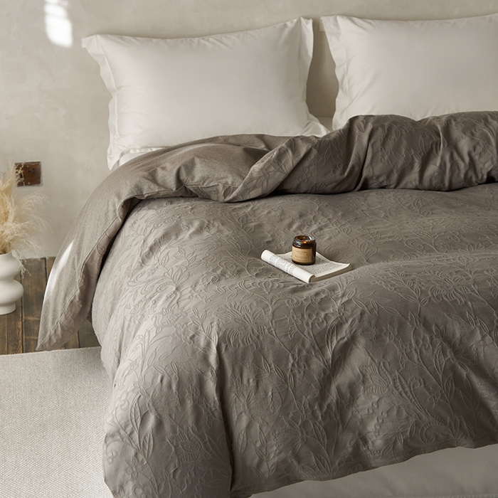 91家纺网 家纺一手货源 找家纺 2025春夏新品染色水洗大提花单品被套 染黛-浅灰