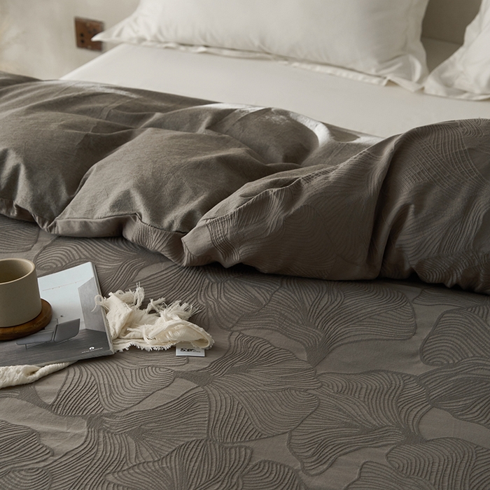 91家纺网 家纺一手货源 找家纺 2025春夏新品染色水洗大提花单品被套 叶语-浅灰