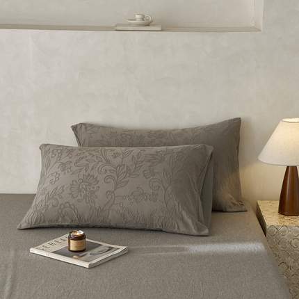 91家纺网 家纺一手货源 找家纺 2025春夏新品染色水洗大提花单品枕套 染黛-浅灰