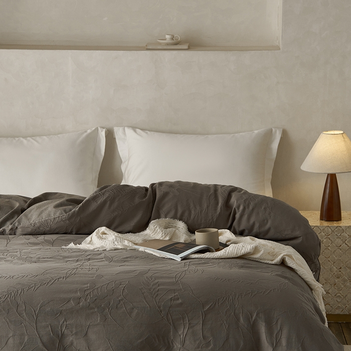 91家纺网 家纺一手货源 找家纺 2025春夏新品染色水洗大提花单品被套 叶影-浅灰