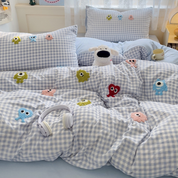 91家纺网 家纺一手货源 找家纺 梦之岛 2025新款多巴胺ins云朵棉小怪兽可爱毛巾绣四件套 格子小怪兽-蓝