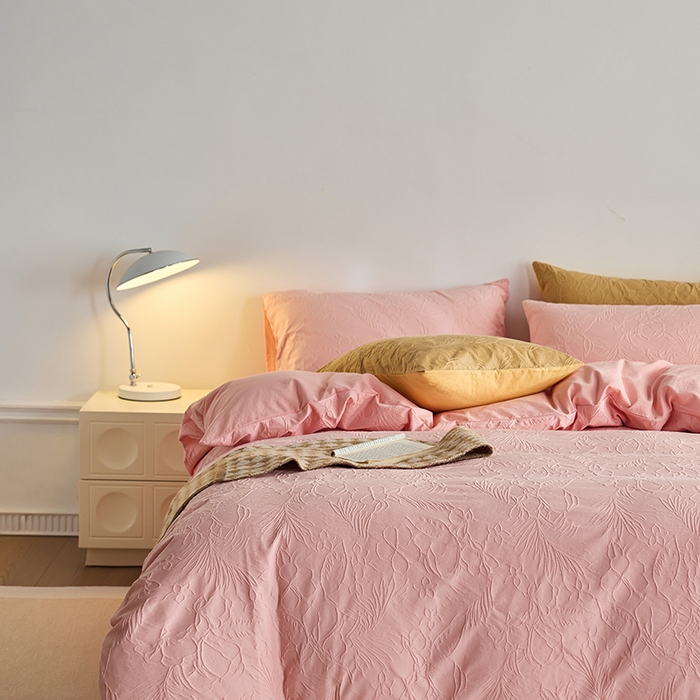 91家纺网 家纺一手货源 找家纺 2025春夏新品染色水洗大提花四件套 小银勾-嫩粉