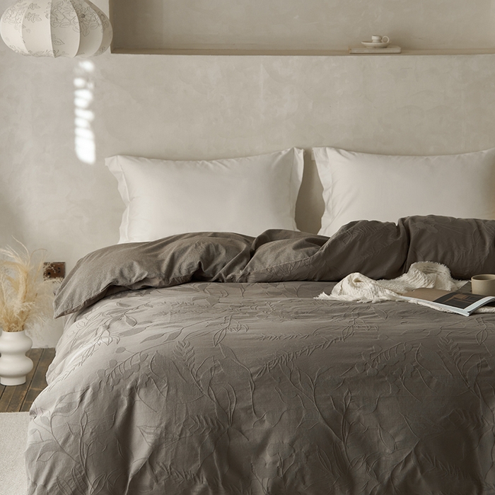 91家纺网 家纺一手货源 找家纺 2025春夏新品染色水洗大提花单品被套 叶影-浅灰