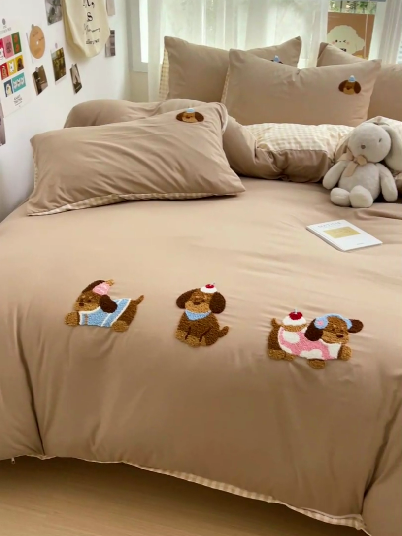 91家纺网 家纺一手货源 找家纺 梦之岛 2025云朵棉ins腊肠狗可爱毛巾绣四件套 格子小狗-驼