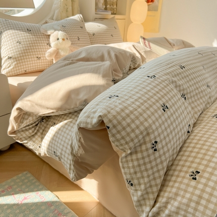 91家纺网 家纺一手货源 找家纺 韩巢家纺 2025新款水洗棉ins风格子被套床单四件套-蝴蝶结格子（提供卖家秀） 雾咖格奶咖