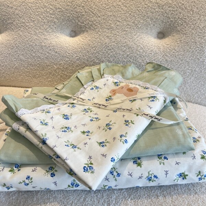 91家纺网 家纺一手货源 找家纺 棉生活家纺 2025新款全棉小清新花边款蕾丝四件套 花海小兔